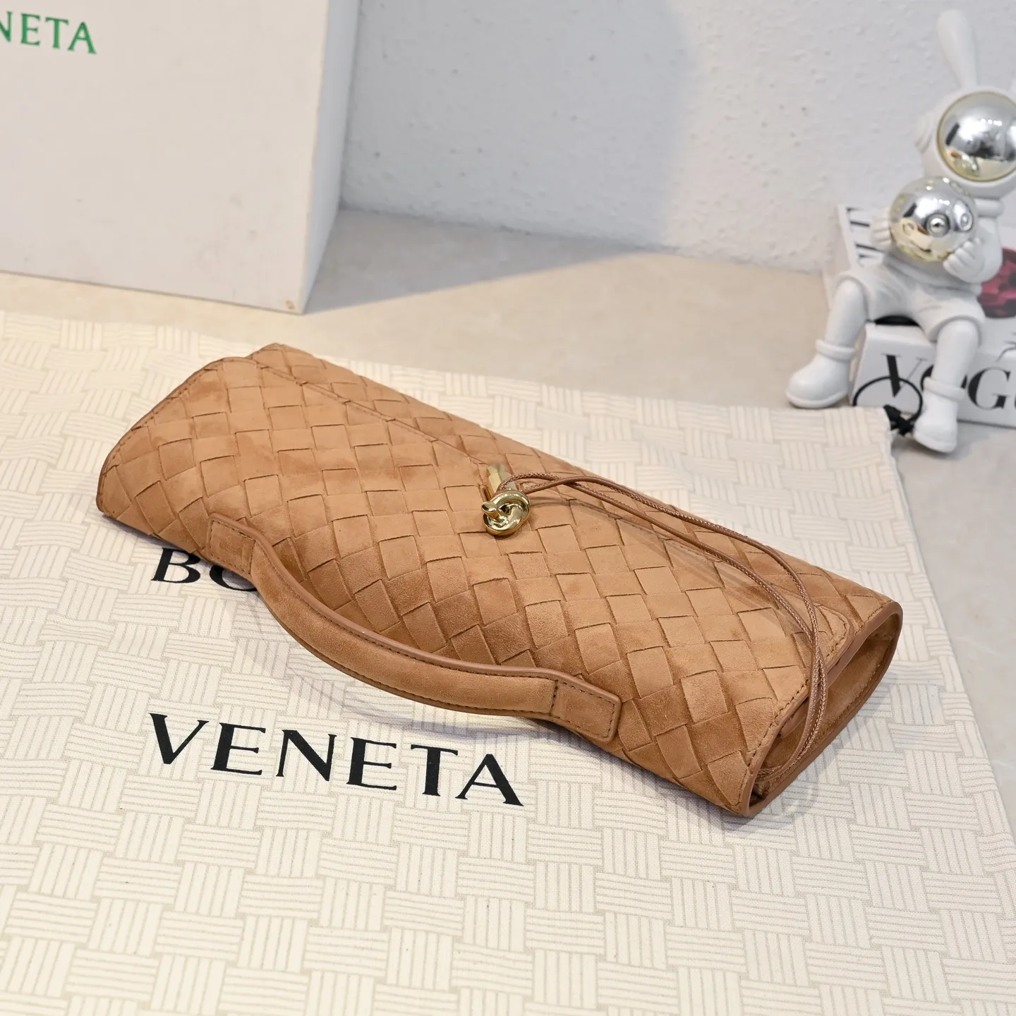 Batch 1360 #Bv Clutch long clutch bag equipped with handles, the design of the clutch bag reflects the exquisite and high-end taste ~ using exquisite craftsmanship intreccio woven suede, it can be held in the hand, carried by hand or under the arm. The metal knot embellishment exudes temperament and nobility ~ , equipped with a zipper compartment inside, it is a good companion for your daily life🧑‍❤️‍💋‍🧑, whether you are walking on the red carpet or attending a dinner, it will add a unique charm to you💞 Model: 1511 Size: 31x13x3